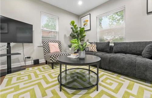Broadview House | Modern Pop Art Decor Grill & Games