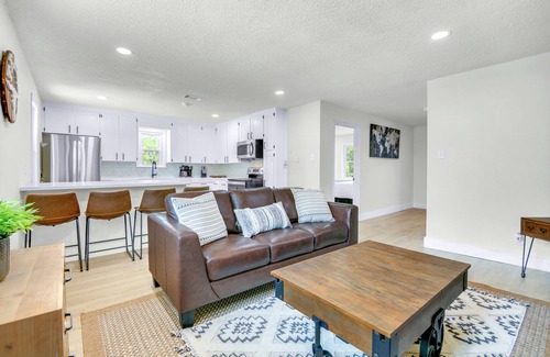 Brazoria Apartment | Modern Remodeled Clean Quiet apt 1 king 1 Queen washer dryer onsite