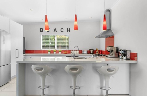 One Tree Point House | Modern retreat, steps to the beach, golf & tennis.