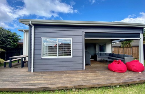 One Tree Point House | Modern retreat, steps to the beach, golf & tennis.