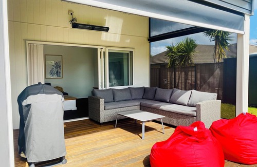 One Tree Point House | Modern retreat, steps to the beach, golf & tennis.