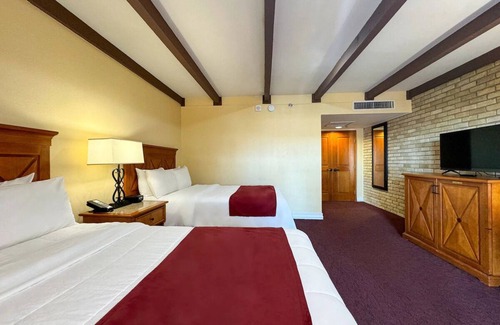 Western Division Hotel | Modern Retreat w/Gym & Pool Access | Walk to Landmarks & Local Eats | 3 Units