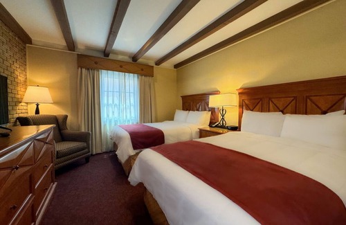 Western Division Hotel | Modern Retreat w/Gym & Pool Access | Walk to Landmarks & Local Eats | 3 Units