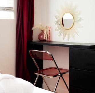 Hillcrest House | Modern Retro Close to DT, Zoo, Parking, Hot Tub