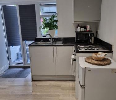 Woodhouse Apartment | Modern self contain studio Own Private Access