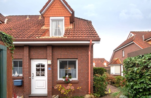 Westeraccumersiel House | Modern semi-detached house "Haus am Siel" in a quiet residential area