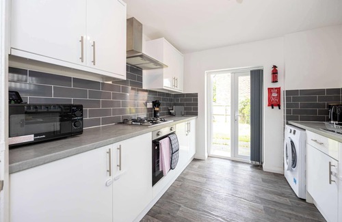 Huyton Apartment | Modern & Spacious 2 Bed Home w Garden in Liverpool