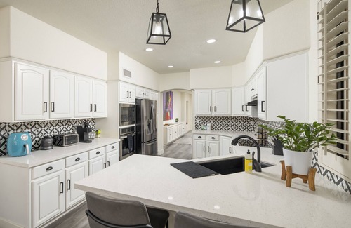 Chandler House | Modern Spacious 2 Master Bedroom Cal King with Loft & Pool Sleeps 6