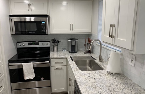 College Park Condo | Modern Springhill condo with pool, desirable location!