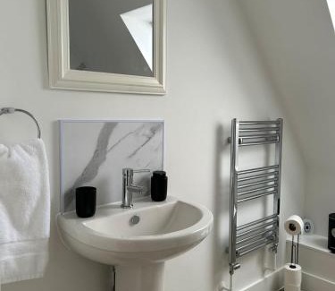 Ipswich Apartment | Modern Stay-Walk to Everything 6