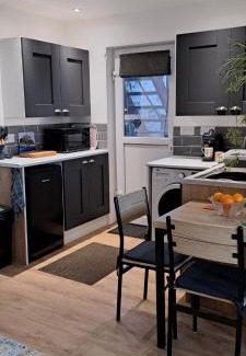 Newlyn House | Modern studio apartment with outstanding views, sleeps 2