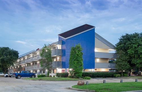 Broadmoor Apartment | Modern Studio with King Bed and Queen Sofa Sleeper In Central Baton Rouge