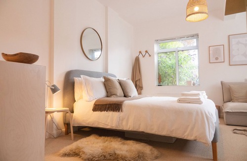 Emsworth Bed & Breakfast | Modern, sumptuous guest suite near the sea with easy parking and close to A3/M27