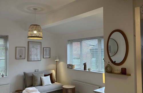 Emsworth Bed & Breakfast | Modern, sumptuous guest suite near the sea with easy parking and close to A3/M27