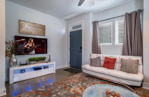 Cleveland Park House | Modern Townhome, w/Downtown Views, Rooftop Deck only 6min to Broadway