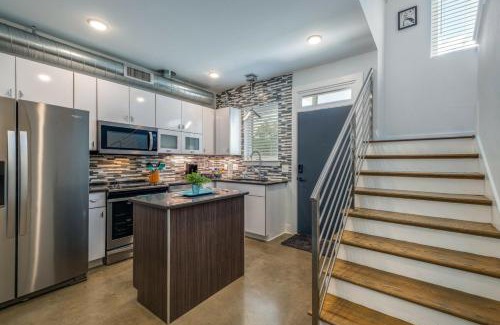 Cleveland Park House | Modern Townhome, w/Downtown Views, Rooftop Deck only 6min to Broadway