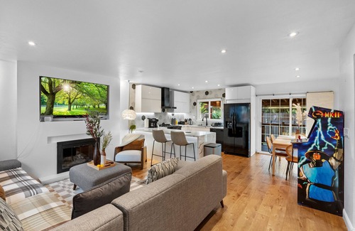 Concord House | 🌅 Modern, Trendy 4BD & 3BA house with great amenities 🌉🎆