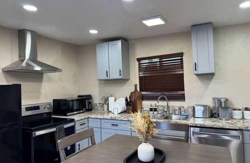 Hanford Apartment | Modern Unit with King Bed in Hanford