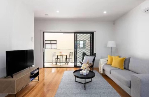 Coburg House | Modern Urban Oasis: Beautiful 2BR Townhouse