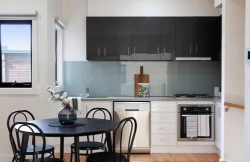 Coburg House | Modern Urban Oasis: Beautiful 2BR Townhouse