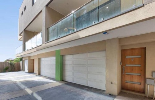 Coburg House | Modern Urban Oasis: Beautiful 2BR Townhouse