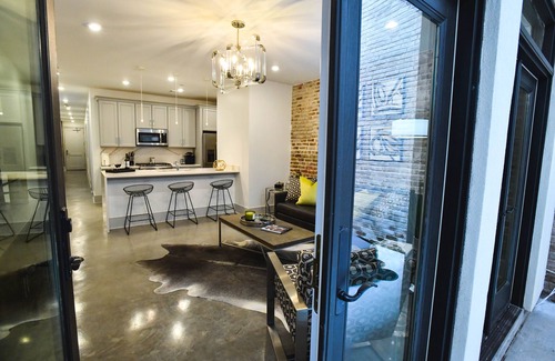 Central Business District Hotel | Modern Vacation Rental in New Orleans CBD: Patio + Walk to French Quarter