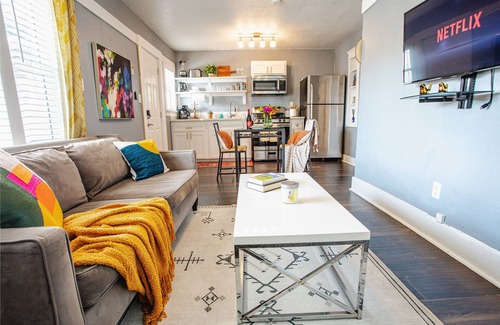Willmore Apartment | Modern-Vintage Craftsman Apartment: Near Beach/Downtown Long Beach