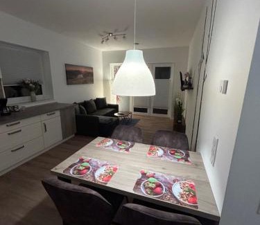 Schiffdorferdamm Apartment | Moderne Ferienwohnung Green Garden mit Garten und Stellplatz