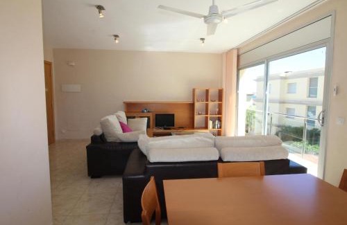 Llanca Apartment | Moderno apartamento con piscina, jardín, cerca de la playa, ciudad y rutas de senderismo - ES-228-74