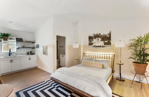 Chandler Apartment | Mokuhonu Studio suite. hōʻoluʻolu