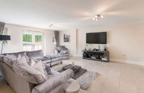 Ponteland House | Mono Luxe Villa in Newcastle Upon Tyne