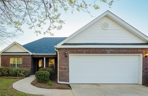 Byron House | Monthly Rental Available | Cozy 3BR | Sleeps up to 9