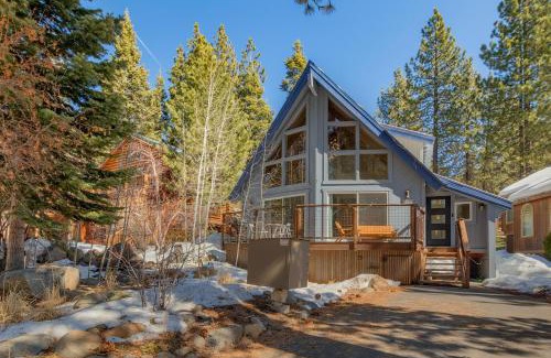 Tahoe Vista House | Moon Dune Chalet by Tahoe Getaways - Remodeled 3 BR Cabin plus Loft w Fenced Yard & Walk to Beach or Dining