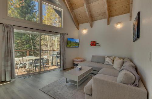 Tahoe Vista House | Moon Dune Chalet by Tahoe Getaways - Remodeled 3 BR Cabin plus Loft w Fenced Yard & Walk to Beach or Dining