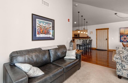 Bear Hollow Village Condo | Moose Mgmt at Bear Hollow 4403 Top Floor-Pool-Hot Tub-Free Shuttle-Clubhouse