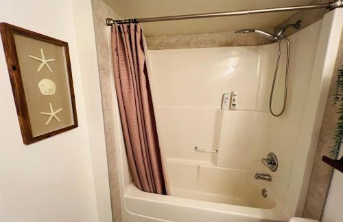 Downtown Edmonton Apartment | Mordern 2BedRoom Downtown Apt with Free Parking & Wifi