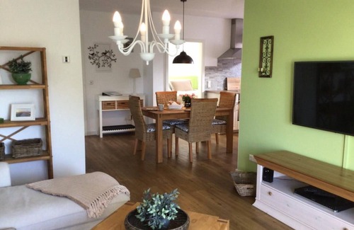 Born auf dem Darss Apartment | Morning sun - balcony, barbecue area, close to the Bodden, Baltic Sea 6km away, washing machine g.G., WLAN