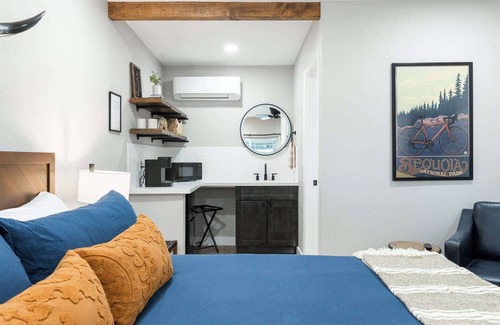 Three Rivers Hotel | Moro RM3 Sequoia Motel- AC, Pool, WiFi, 10min SNP