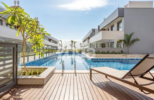 Morro das Pedras Apartment | Morro Pedras: Private Jacuzzi and Resort Pool.
