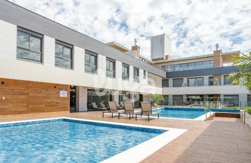 Morro das Pedras Apartment | Morro Pedras: Private Jacuzzi and Resort Pool.