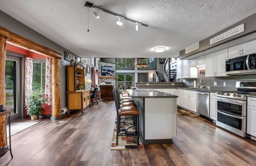 Cable Cabin | Mosbaek Lake Lodge by PMH