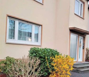 Karthause Apartment | Mosel Ferienwohnung 3-Zimmer Garten Balkon Free Parking Netflix Premium Disney Premium