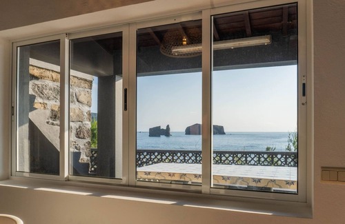 Ponta Delgada House | Mosteiros Natural Pool House