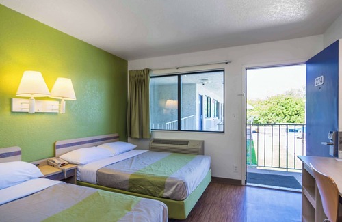 Bellmead Hotel | Motel 6 Bellmead, TX - Waco