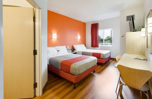 Steeles Industrial Hotel | Motel 6 Brampton, ON - Toronto