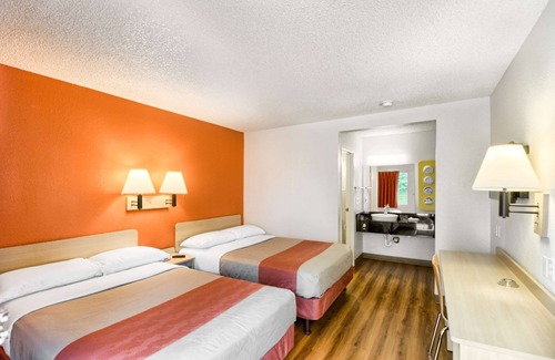 Paine Field-Lake Stickney Hotel | Motel 6 Everett, WA - South