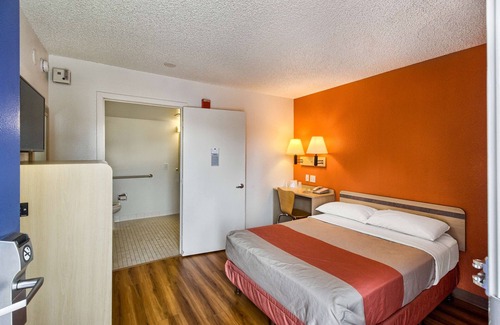 Paine Field-Lake Stickney Hotel | Motel 6 Everett, WA - South