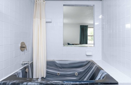 Franklin Hotel | Motel 6 Franklin, OH