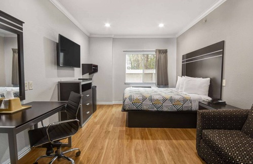 Humble Hotel | Motel 6 Humble, TX - Houston International Airport