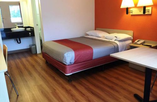 Roseville Hotel | Motel 6-Roseville, MN - Minneapolis North